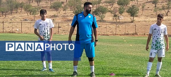 برگزاری مسابقه فوتبال بین تیم‌های  ذوب آهن اصفهان و ذوب آهن شهرکرد در زمین چمن شهر سامان 