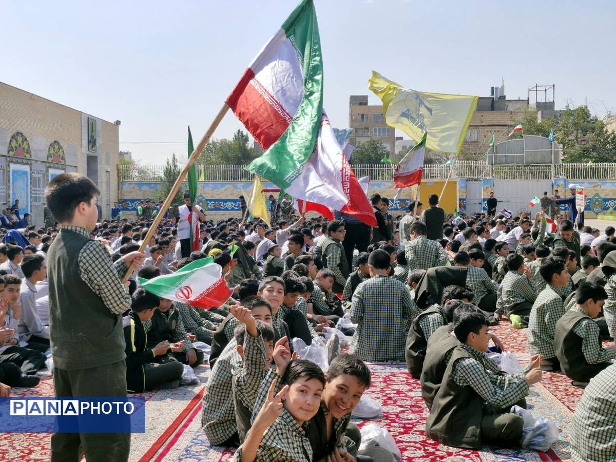 اجتماع دانشآموزان ابتدایی پسرانه امام رضا(ع) واحد ۸ در حمایت از عملیات وعده صادق ۲