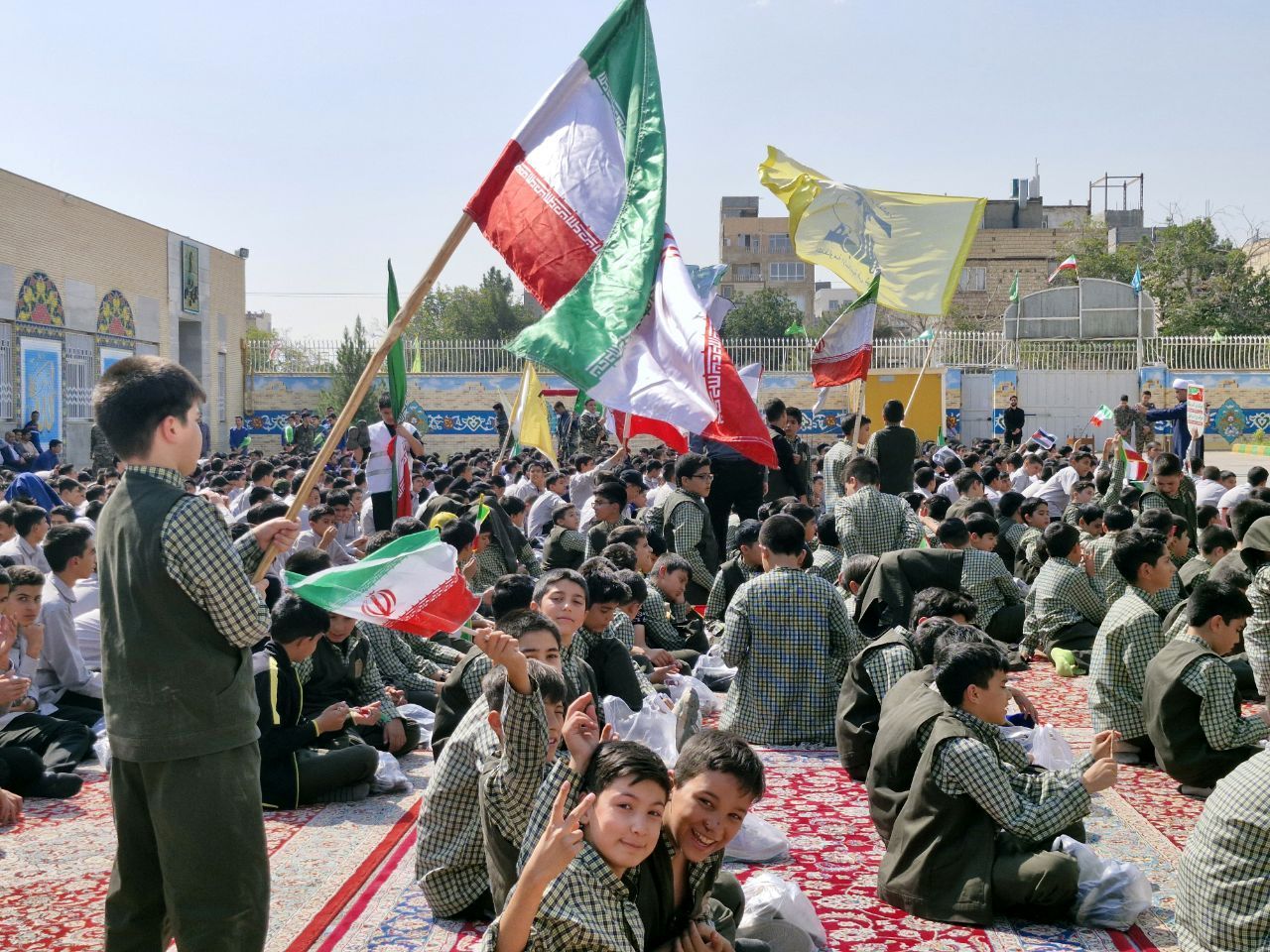 اجتماع دانش‌آموزان ابتدایی پسرانه امام رضا(ع) واحد ۸ در حمایت از عملیات وعده صادق ۲ 