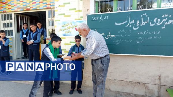 ویژه‌برنامه هفته نیروی انتظامی در دبستان شرف‌الدین علی 