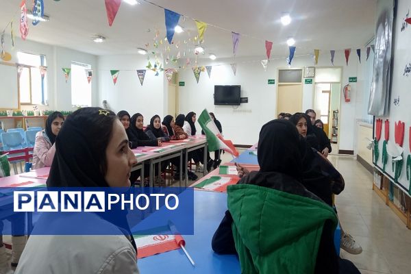 بازدید دانش‌آموزان دبیرستان عفت از کانون پرورش فکر کودکان و نوجوانان پارس‌آباد