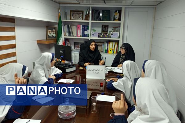 تمرین مسئولیت پذیری و گسترش فرهنگ مشارک جویی با جلسه شورای دانش آموزی