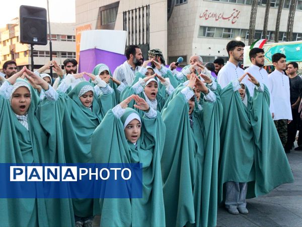 گوشه‌ای از راهپیمایی غدیر خونین در مشهد مقدس