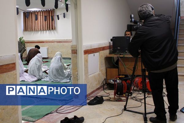 اقامه نماز جماعت در دبیرستان هجرانی پردیس به امامت امام جمعه شهرستان