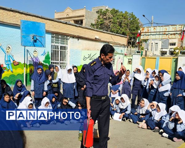 بزرگداشت روز آتش‌نشان در مدرسه شهید خاقانی شهرستان شیروان