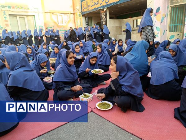 طنین همدلی در دهه فاطمیه، توزیع آش نذری در میان دانش‌آموزان دبیرستان دکتر جواد حداد ۲