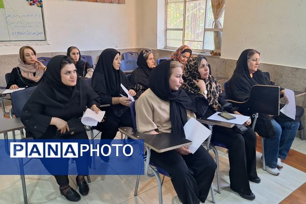 دیدار اولیا و معلمان در جهت بررسی وضعیت تحصیلی دانش‌آموزان 