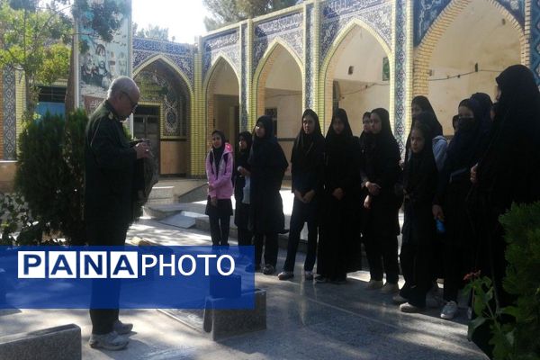 حضورپیشتازان دبیرستان شهید مجید دهنوی درگلزار شهدای بهشت فضل نیشابور
