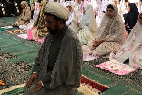 اقامه نماز جماعت توسط دانش‌آموزان در مسجد صاحب الزمان (عج) 