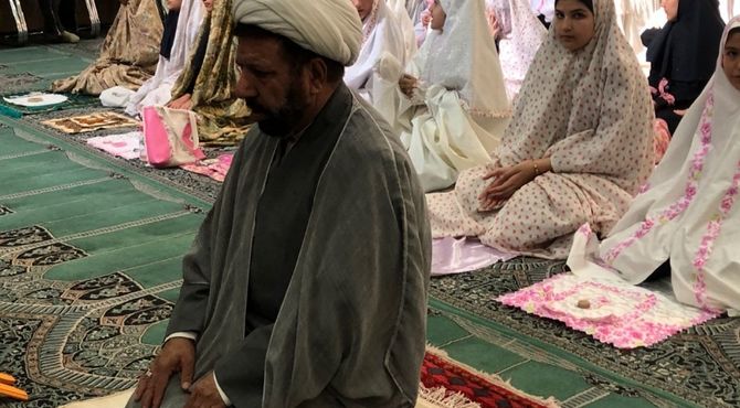 اقامه نماز جماعت توسط دانش‌آموزان در مسجد صاحب الزمان (عج) 
