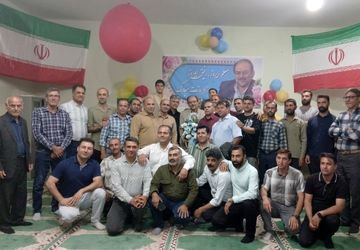 دیدار خاطره انگیز مدیر آموزش و پرورش ناحیه3  شیراز با دانش آموزان سی سال گذشته