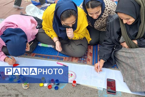 نمایشگاه دست سازه‌های دانش‌آموزان مدرسه شهید شرافت بهارستان‌دو