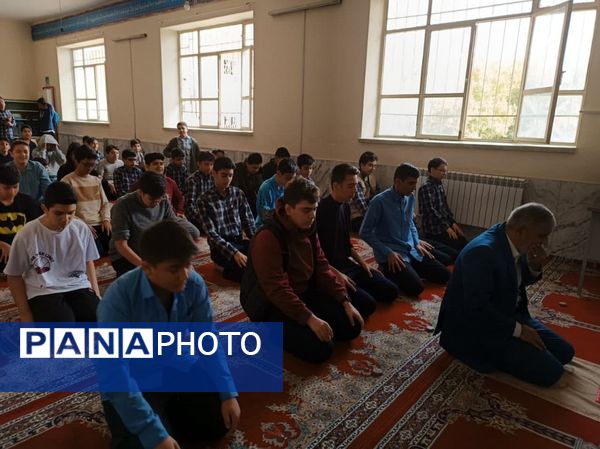برپایی نماز جماعت ظهر و عصر در آموزشگاه شهید رجایی یک بجنورد