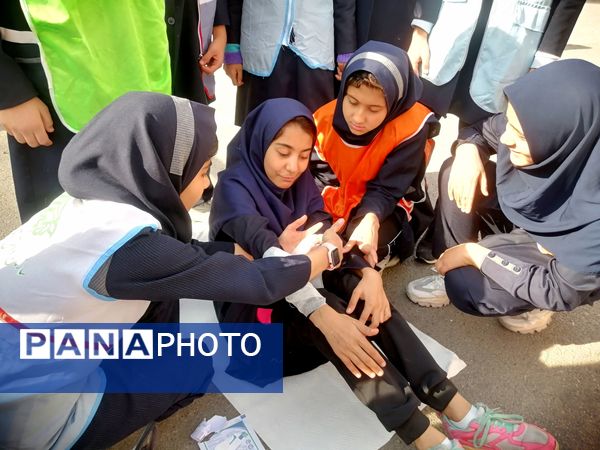 مانور زلزله و آموزش اطفای حریق و ایمن سازی در مدرسه شهید جواهری دو 