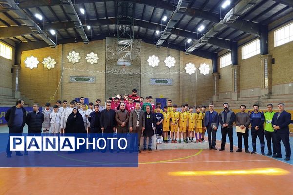 حضور دانش‌آموزان ابتدایی ناحیه دو شهرری در مسابقات فوتسال
