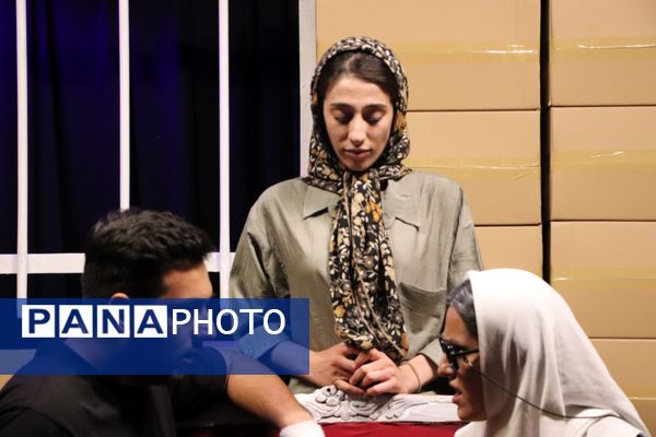 نمایش «در باران آمد» تا سوم مهرماه روی صحنه می‌رود
