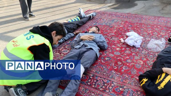 برگزاری مانور متمرکز استانی زلزله و ایمنی همزمان با سراسر کشور در مدرسه نیکان ناحیه 2 کرج 