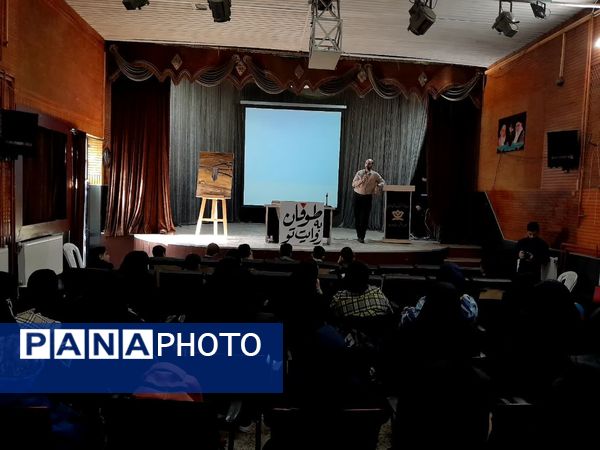 کارگاه آموزش نویسندگی ویژه دانش‌آموزان در شهرستان ورامین