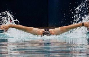 صعود تیم شنا ۴ در ۴۰۰ متر آزاد تیمی ایران به مرحله پایانی