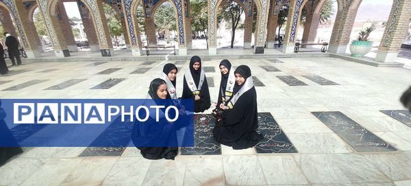 غبار روبی مزار شهدا شهرستان خلیل آباد توسط دانش آموزان بسیجی اموزشگاه مرحوم پاکدل 