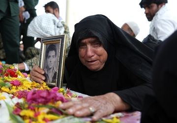 تجلیل از مادران و خواهران شهدا 