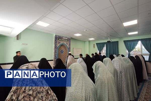 برگزاری نماز جماعت در دبیرستان شهدای فرهنگی