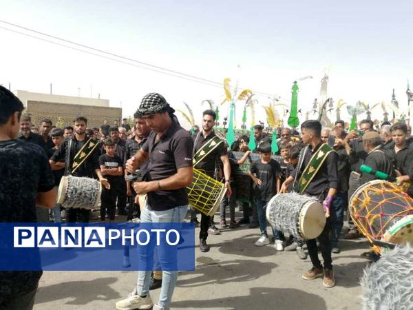 مراسم سنتی سینه زنی در روز عاشورای حسینی در روستای نقاب