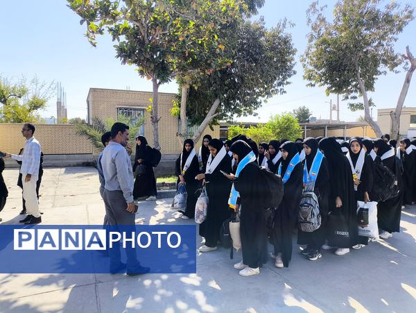 اعزام دانش‌آموزان دختر مدارس سندرک به مناطق عملیاتی جنوب کشور