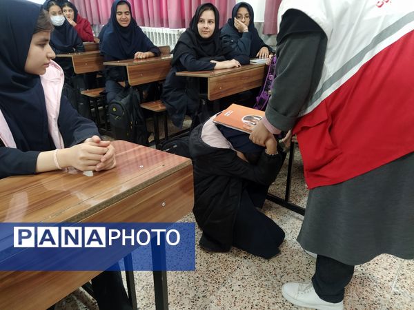 دوره‌های آموزشی مقابله با زلزله در دبیرستان علی افشارنژاد