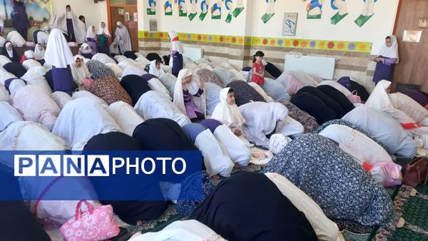 نماز مادر و دختری به مناسبت روز دانش‌آموز در دبستان دخترانه اندیشه