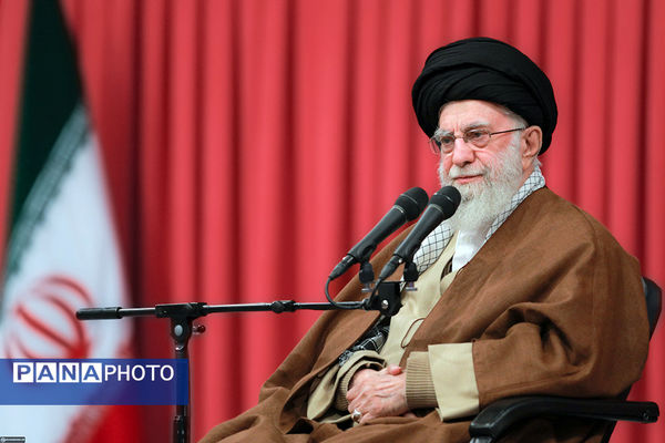 دیدار هزاران نفر از زنان و دختران با رهبر انقلاب