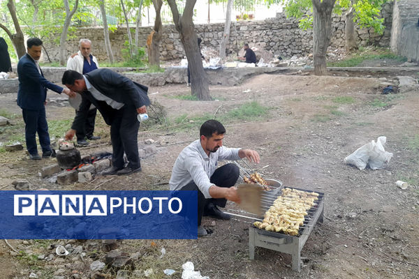 بازدید دانش‌آموزان جعفرآباد از کارگاه گلاب‌گیری روستای «بنابر»