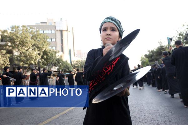 رود اشک و عشق در مسیر حرم همزمان با شکوه عزاداری هیئات‌ در خیابان‌های مشهد