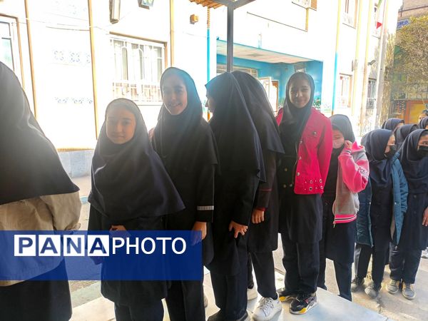 عطر فاطمی در فضای آموزش دبیرستان میرزا جعفر سروقد با برپایی ایستگاه صلواتی 