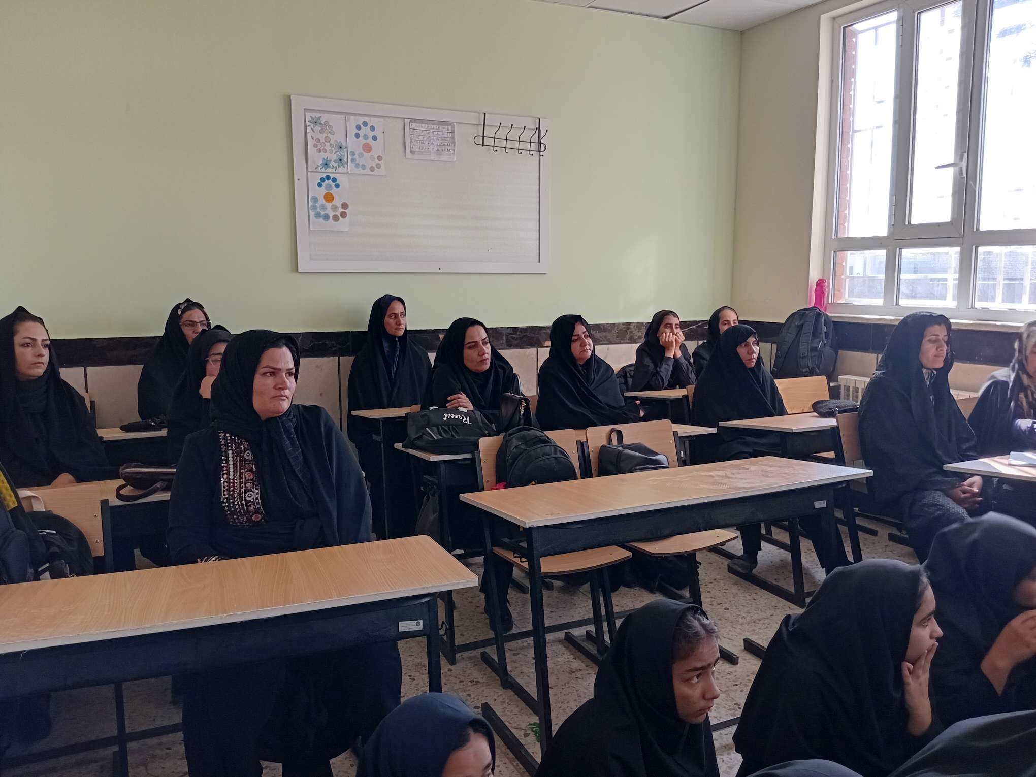 نخستین جلسه هدایت تحصیلی ویژه پایه نهم در دبیرستان مادرمهربان خلیل آباد