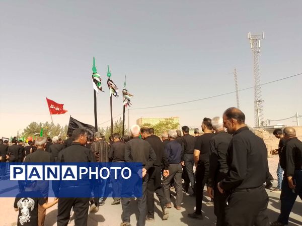 مراسم سینه زنی و علم گردانی اهالی روستای نقاب در امامزاده سید حسن روستای میرآباد