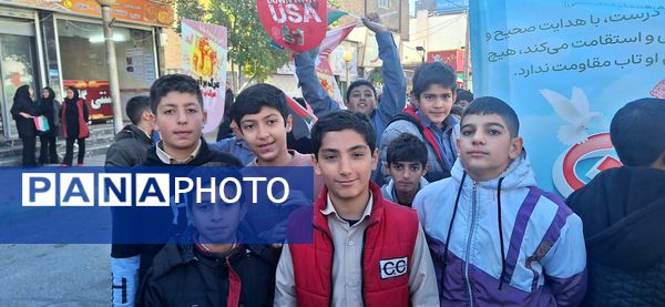 برگزاری راهپیمایی ۱۳ آبان روز دانش‌آموز در شهرستان فیروزکوه 