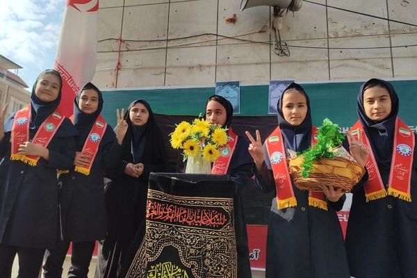 شور وشوق دانش‌آموزان در برنامه صبحگاهی مدرسه مریم بهارستان دو