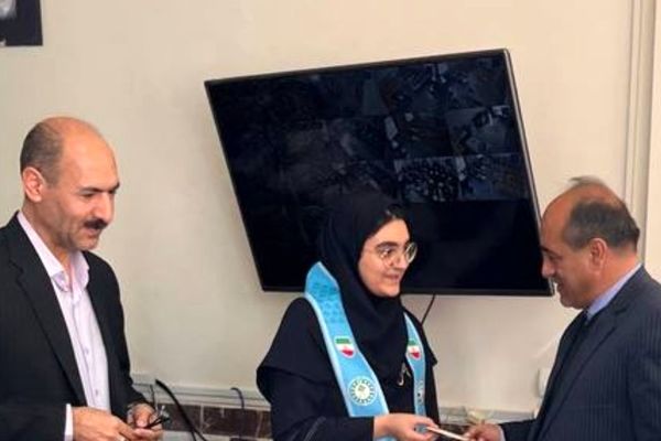 اهدای کتاب شعر توسط دانش‌آموز پیشتاز تبریزی به مدیر آموزش‌وپرورش تجلی خلاقیت و فرهنگ مطالعه در مدارس