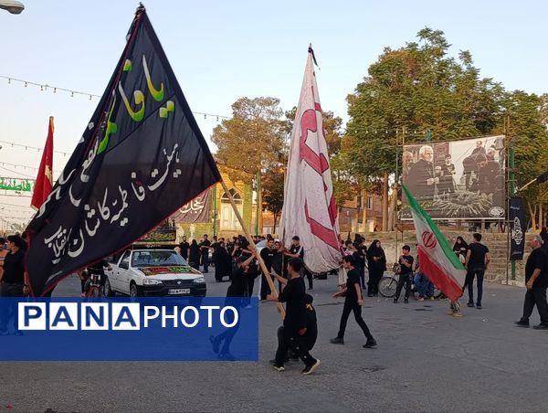 اجتماع بزرگ نوجوانان حسینی در دسته عزای احلی من العسل در کاشان