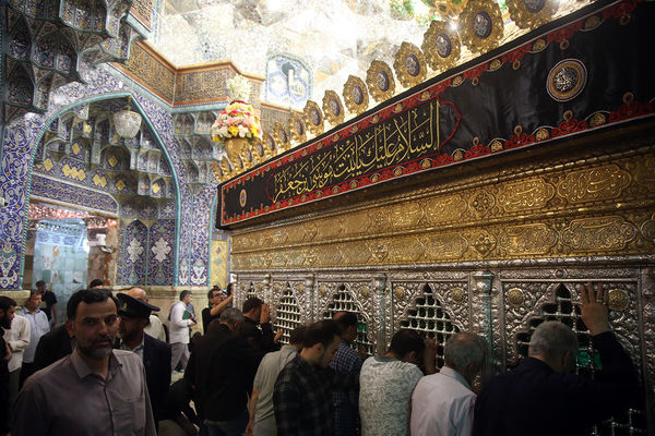 آیین اهتزاز پرچم عزای سیدالشهدا(ع) بر فراز گنبد حرم حضرت معصومه(س)