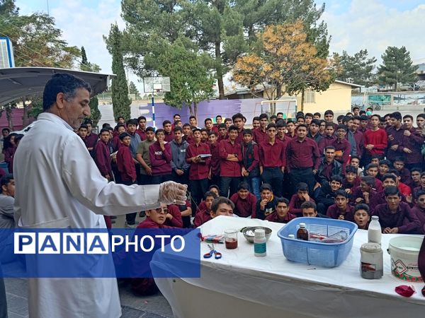 انجام آزمایش‌های علمی در دبیرستان نمونه آیت الله خامنه‌ای کاشمر 