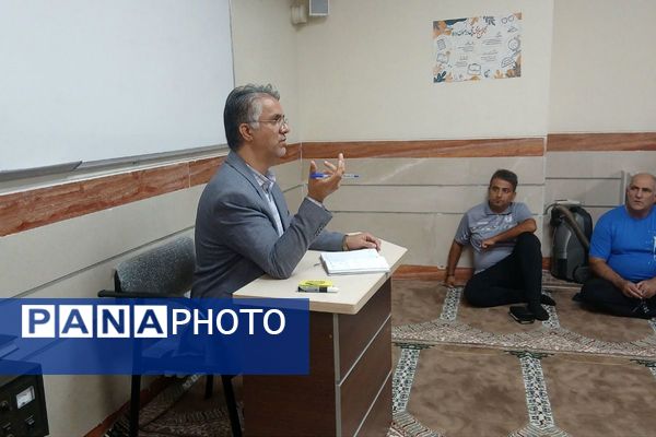 جلسه انجمن اولیاء و مربیان در دبیرستان بشارت بهارستان دو