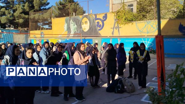 گرامیداشت هفته نیروی انتظامی در دبیرستان دخترانه پیرایش یک