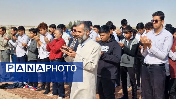 اقامه نماز باران در دل کویر توسط دانش‌آموزان هنرستان شهید رجایی زارچ