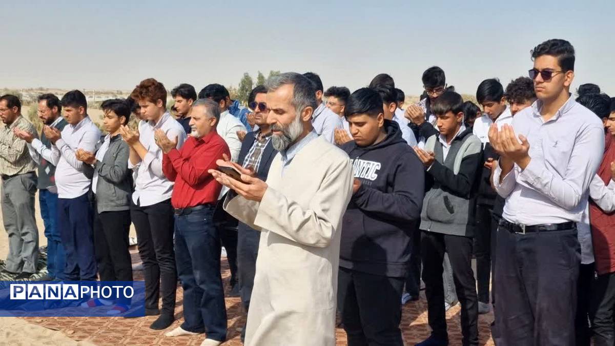 اقامه نماز باران در دل کویر توسط دانش‌آموزان هنرستان شهید رجایی زارچ