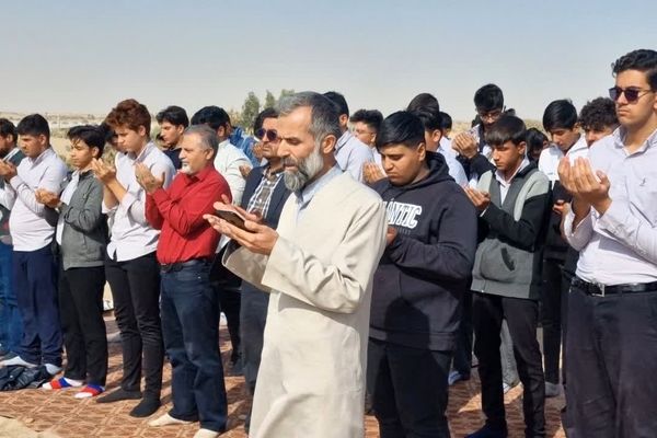 اقامه نماز باران در دل کویر توسط دانش‌آموزان هنرستان شهید رجایی زارچ