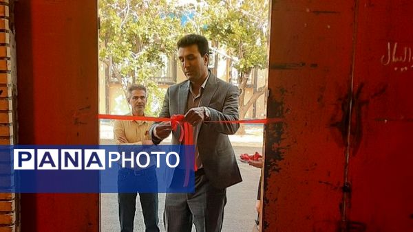 بازدید مدیر آموزش و ‌پرورش حاجی‌آباد از نمایشگاه خلاقیت‌های دانش‌آموزی دبستان استقلال  