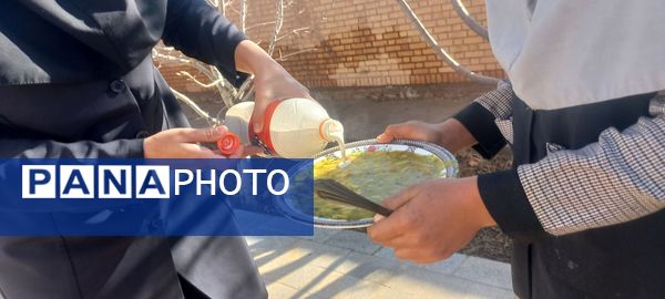 آش نذری‌‌ به‌ مناسبت‌ شهادت‌ امام‌ هادی (ع) در مدرسه تکتم خلیل آباد