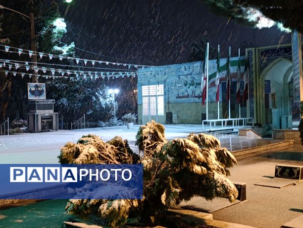 حال و هوای گلزار شهدا با بارش برف الهی